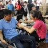 Người dân tham gia hiến máu tại Ngày hội hiến máu “Sắc đỏ dòng Thương." (Ảnh: PV/Vietnam+)