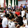 Người dân các dân tộc tỉnh Cao Bằng hào hứng xếp hàng chờ hiến máu. (Ảnh: PV/Vietnam+)