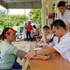Các bác sỹ Bệnh viện Sản-Nhi Quảng Ninh khám chữa bệnh cho người dân trên đảo. (Ảnh: PV/Vietnam+)