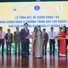 Bộ trưởng Bộ Y tế trao chứng chỉ cho các học viên. (Ảnh: PV/Vietnam+)