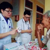 Các bác sỹ trong đoàn khám chữa bệnh cấp phát thuốc cho người dân tại tỉnh Hà Tĩnh. (Ảnh: PV/Vietnam+)