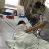 Bé trai 7 tuổi đang điều trị tại Bệnh viện Việt Đức. (Ảnh: PV/Vietnam+)