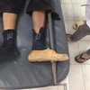 Chiếc xà beng đâm xuyên bàn chân của nạn nhân. (Ảnh: PV/Vietnam+)