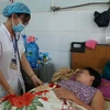 Điều trị cho bệnh nhân mắc sốt rét. (Ảnh: TTXVN/Vietnam+)