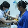 Bệnh nhi mắc sởi đang điều trị tại Bệnh viện Bệnh Nhiệt đới Trung ương. (Ảnh: PV/Vietnam+)
