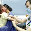 Bác sỹ Bệnh viện bệnh Nhiệt đới Trung ương điều trị trẻ mắc sởi bị viêm phổi rất nặng do không tiêm chủng. (Ảnh: TXVN)