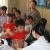 Bác sỹ khám bệnh cho trẻ em ở huyện Na Hang. (Ảnh: PV/Vietnam+)