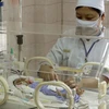 Nhân viên y tế thực hiện đề án về sàng lọc sơ sinh tại một bệnh viện ở tỉnh Thanh Hóa. (Ảnh: TTXVN) 