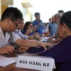 Bác sỹ khám bệnh cho người dân tại huyện Sơn Dương, tỉnh Tuyên Quang. (Ảnh: PV/Vietnam+)