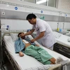 Nhân viên y tế chăm sóc cho bệnh nhân bị đâm thấu tim sau phẫu thuật. (Ảnh: PV/Vietnam+)
