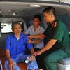 Lực lượng quân dân y khám chữa bệnh cho người dân tại Ninh Bình. (Ảnh: TTXVN)