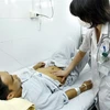 Điều trị cho bệnh nhân tại Bệnh viện Bạch Mai. (Ảnh: Dương Ngọc/TTXVN)