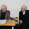 Hình ảnh về Tổng Bí thư Nguyễn Phú Trọng và nguyên Tổng Bí thư Đỗ Mười. (Ảnh: TTXVN)