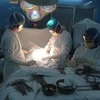 Một ca phẫu thuật cắt khối u cho bệnh nhân. (Ảnh: TTXVN)