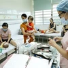 Bệnh viện Nhi Trung ương tiếp nhận nhiều trẻ mắc bệnh truyền nhiễm trong thời gian qua. (Ảnh: TTXVN)