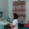 Bác sỹ trẻ Nguyễn Thị Thu Hồng khám chữa bệnh cho người dân. (Ảnh: PV/Vietnam+)
