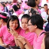 Các bạn trẻ trong Lễ phát động Chiến dịch “Tầm soát ung thư vú ngay khi sang tuổi 40.” (Ảnh: PV/Vietnam+)