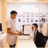 Chuyên viên khúc xạ kiểm tra thị lực cho khách hàng bằng máy đo khúc xạ. (Ảnh: PV/Vietnam+)