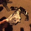 Mảnh vỡ của chiếc xe ôtô được tìm thấy. (Ảnh: PV/Vietnam+)