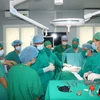 Các chuyên gia của Hội Phổi Pháp Việt cùng với các y bác sỹ Bệnh viện Phổi Trung ương thực hiện ca phẫu thuật. (Ảnh: PV/Vietnam+)
