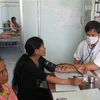Chăm sóc sức khỏe cho đồng bào dân tộc tại huyện miền núi Bác Ái, Ninh Thuận. (Ảnh: Công Thử/TTXVN)