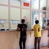 Bệnh nhân chờ uống thuốc tại một cơ sở cấp phát thuốc ở Lai Châu. (Ảnh: TTXVN)