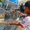 Học sinh được dùng nước sạch từ một công trình phục vụ cho trường học. (Ảnh: TTXVN)