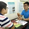 Tư vấn về sức khỏe, phòng chống HIV/AIDS cho người dân. (Ảnh: Dương Ngọc/TTXVN)