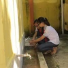 Học sinh rửa tay tại trường học. (Ảnh: TTXVN/Vietnam+)