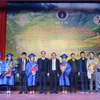 Trao bằng và bàn giao 14 bác sỹ trẻ vừa tốt nghiệp khóa 3. (Ảnh: PV/Vietnam+)