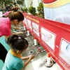 Hướng dẫn cho trẻ rửa tay với xà phòng để phòng chống dịch bệnh. (Ảnh: TTXVN/Vietnam+)
