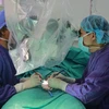 Các bác sỹ Bệnh viện Hữu nghị Việt Đức phẫu thuật cho nam bệnh nhân. (Ảnh: PV/Vietnam+)