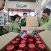 Lực lượng chức năng liên ngành tại Hà Nội thu giữ một số lượng lớn thực phẩm chức năng nhập từ nước ngoài về đã hết hạn sử dụng. (Ảnh: TTXVN/Vietnam+)