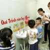 Hướng dẫn học sinh vệ sinh tay phòng chống dịch bệnh. (Ảnh: TTXVN/Vietnam+)
