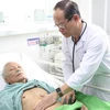 Bác sỹ kiểm tra sức khoẻ cho bệnh nhân. (Ảnh: PV/Vietnam+)