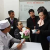 Bộ trưởng Bộ Y tế Nguyễn Thị Kim Tiến kiểm tra công tác tiêm chủng tại Trạm Y tế xã Phú Nghĩa. (Ảnh: T.G/Vietnam+)