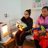 [Photo] Trạm y tế trang bị quạt sưởi làm ấm trẻ em khi tiêm chủng