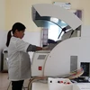 Vận hành một thiết bị y tế tại Trung tâm y tế huyện Mường Nhé, Lai Châu. (Ảnh: T.G/Vietnam+)