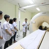 Giới thiệu về các trang thiết bị y tế tại Trường Đại học Nguyễn Tất Thành. (Ảnh: PV/Vietnam+)