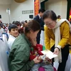 Bà Nguyễn Thị Doan - Nguyên Phó Chủ tịch Nước Cộng hòa xã hội chủ nghĩa Việt Nam tặng quà cho bệnh nhi ung thư. (Ảnh: PV/Vietnam+)