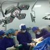 Các bác sỹ thực hiện ca phẫu thuật cho bệnh nhân tại Bệnh viện Hữu nghị Việt Đức. (Ảnh: PV/Vietnam+)