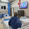 Bệnh nhân xem Táo quân 2019 tại Khoa Cấp cứu Nội. (Ảnh: PV/Vietnam+)