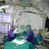 các bác sỹ Bệnh viện Hữu nghị Việt Đức thực hiện ca phẫu thuật cho bệnh nhân. (Ảnh: PV/Vietnam+)