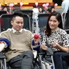 Ca sỹ Tùng Dương hào hứng tham gia hiến máu. (Ảnh: PV/Vietnam+)