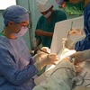 Bác sỹ Nguyễn Chiến Quyết thực hiện một ca phẫu thuật cho bệnh nhân tại Bệnh viện Đa khoa huyện Bắc Hà. (Ảnh: T.G/Vietnam+)