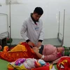 Bác sỹ khám cho bệnh nhân tại Bệnh viện Đa khoa huyện Bảo Lạc, Cao Bằng. (Ảnh: T.G/Vietnam+)