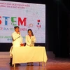 Học sinh trình diễn các thí nghiệm khoa học tại Ngày hội STEM. (Ảnh: PV/Vietnam+)