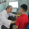 Bác sỹ khám phát hiện bệnh lao cho trẻ em. (Ảnh: TTXVN/Vietnam+)