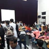 Hơn 200 học sinh của Trường Mầm non Thanh Khương được đưa về Hà Nội xét nghiệm sán lợn. (Ảnh: PV/Vietnam+)