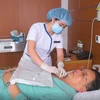 Các bác sỹ tại Vinmec điều trị cho bệnh nhân Lâm Văn Thuyên. (Ảnh: PV/Vietnam+)